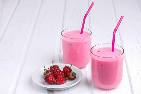 Jogurt Naturalny Truskawkami Biały Stół — Zdjęcie stockowe