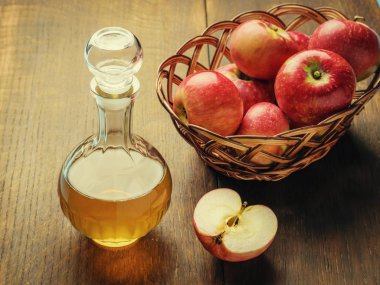 Elma sirkesi ve sepet kırmızı elma ile.