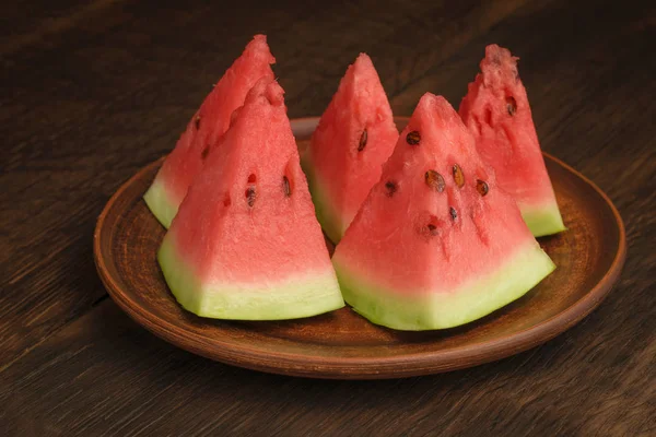 Scheiben Wassermelone Einem Tonteller Auf Einem Holztisch — Stockfoto