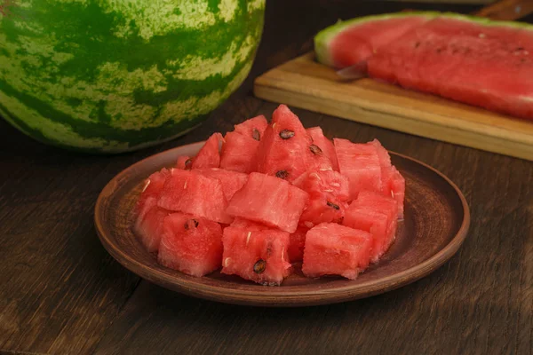 Das Fruchtfleisch Der Wassermelone Würfel Einem Tonteller Geschnitten — Stockfoto