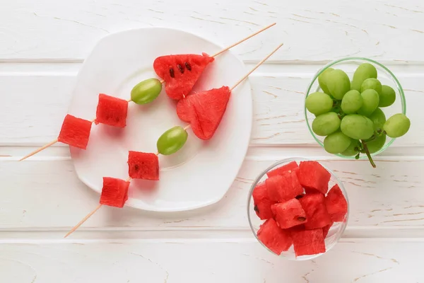 Würfel Aus Dem Fruchtfleisch Von Wassermelone Und Trauben Spieß — Stockfoto