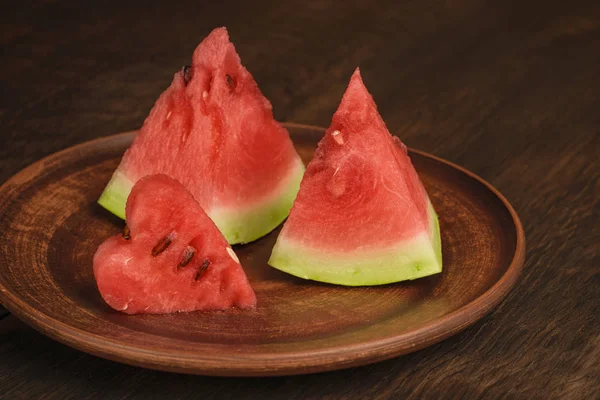 Wassermelonenscheiben Und Wassermelonenmark Herzform Einem Teller — Stockfoto