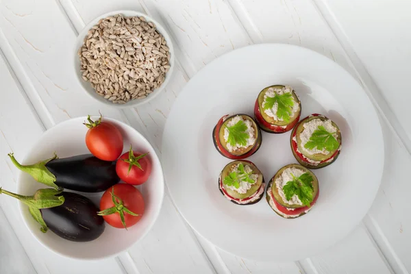 Voorgerecht Van Ruwe Aubergines Tomaten Saus Van Zonnebloempitten — Stockfoto