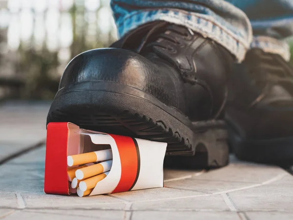 Intención Aplastar Paquete Cigarrillos — Foto de Stock