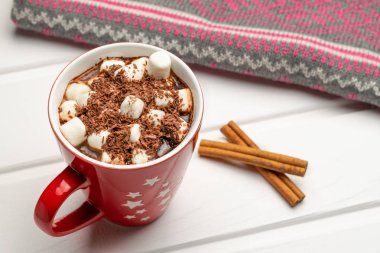 Sıcak kakao ve tarçın sopa.