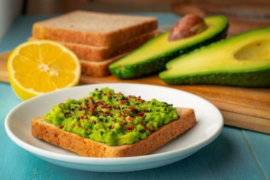 Avokado tost kepek ekmek siyah susam ve chili biber ile yapılan.