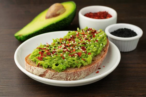 Färsk Avocado Toast Tillverkad Surdegsbröd Och Chilipeppar Med Svarta Sesamfrön — Stockfoto