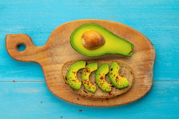 Авокадо Тост Половина Фруктів Обробній Дошці — стокове фото