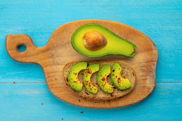 Avocado Toast Och Hälften Frukt Skärbräda — Stockfoto