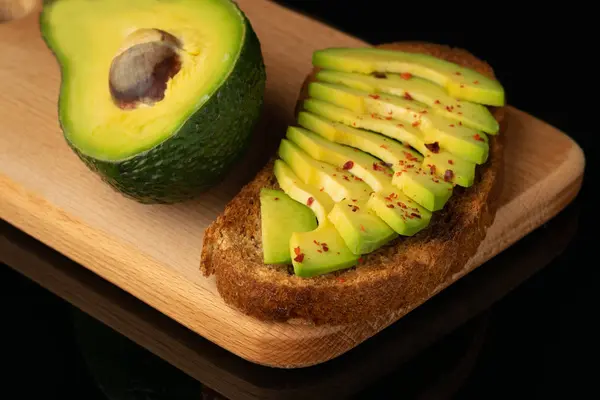 Avocado Toast Och Halv Avokado Frukt — Stockfoto