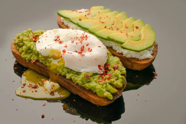 Avocado toast med fetaost och pocherat ägg — Stockfoto