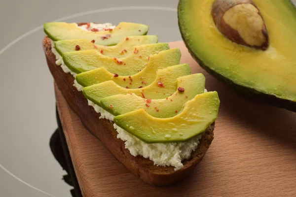 Voedend Avocado Toast Met Kaas Een Snijplank Een Kookoppervlak — Stockfoto