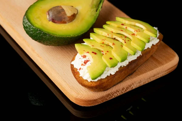 Avocado Toast Med Ost Skärbräda — Stockfoto