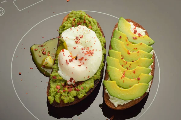 Avocado Toast Met Gehakt Segmenten Kaas Gehakte Pulp Gepocheerd — Stockfoto