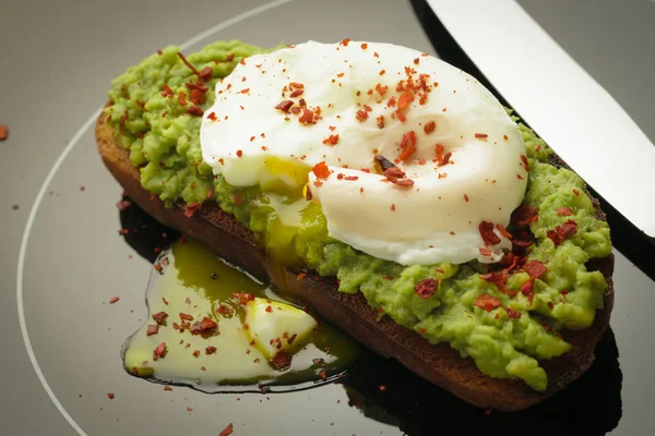 Avocado Toast Met Gepocheerd Tabel Mes Gehakt Pulp — Stockfoto