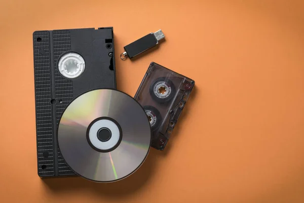Flash sürücü medya depolama evrim bir kavram olarak Cd-Rom ve video-ses kaseti.