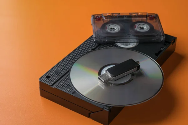 Eski ve modern veri taşıyıcıları.