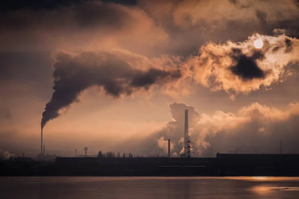 การส องไฟของโรงงานโลหะ — ภาพถ่ายสต็อก