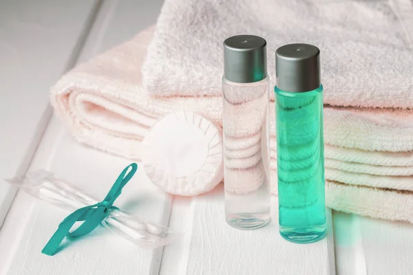 Havlu ve duş jeli ile şampuan ve sabun pamuk tomurcukları tablo ile.