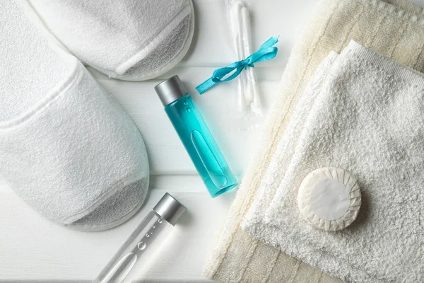 Kişisel bakım ürünleri otelden üstten görünüm standart kümesi.