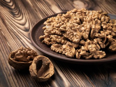 Soyulmuş ceviz badem düz bir tabak içinde