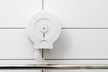 Umumi tuvalet duvarındaki bekle kutusunda kağıt mendil