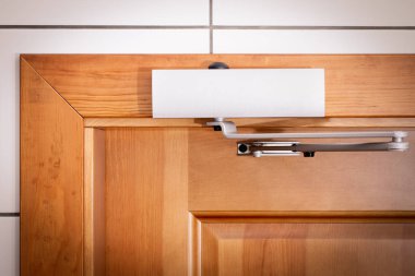 Kapı Hidrolikleri çam yapılmış ahşap bir kapı kolu ile