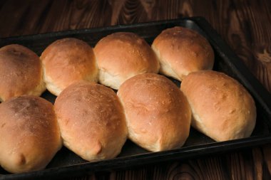 Pişirme levha yakın çekim üzerinde fırından taze pasta pişmiş