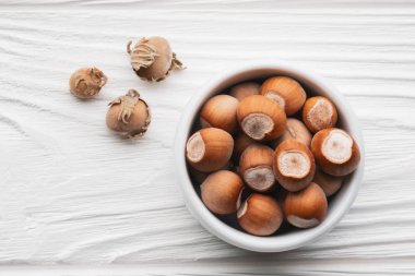 Üstten Görünüm fındık Beyaz ahşap bir masa üzerinde beyaz bir kase