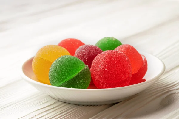 Caramelle di gelatina sferiche multicolori in un piatto — Foto Stock