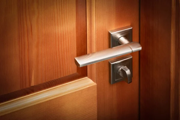 Modern krom kapı kolu ve renkli ve vernikli çam ahşap bir kapı kilidi