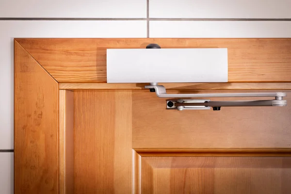 Kapı Hidrolikleri çam yapılmış ahşap bir kapı kolu ile