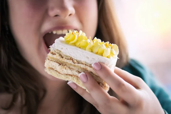 A menina vai morder um pedaço de bolo delicioso — Fotografia de Stock