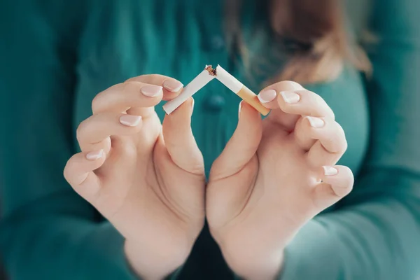 Chica rompe un cigarrillo como un concepto de la adicción al tabaco — Foto de Stock