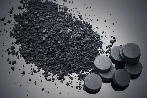 Aktif karbon granül ve tablet detoksifikasyon konsepti