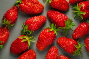 Gri ahşap arka planda üst görünüm olgun çilek