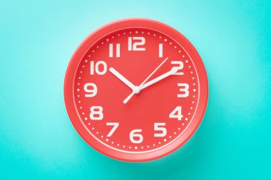 Yeşil arka plan üzerinde üst görünüm closeup kırmızı çalar saat