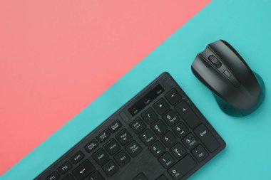 Kopya alanı ile renkli bir arka plan üzerinde üst görünüm siyah bilgisayar klavyesi ve fare