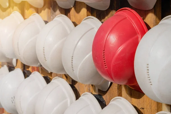 Cascos protectores para trabajadores en un soporte de madera —  Fotos de Stock