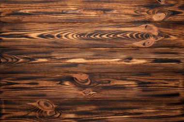 Yanmış çam ağaçlarının ahşap arka planı.