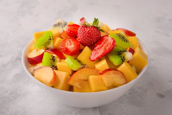 Nahaufnahme Einer Schüssel Obstsalat Aus Mango Kiwi Erdbeere Und Pfirsich — Stockfoto