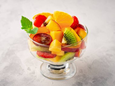 Mangolu meyve salatası, çilek, kivi, cam kasede şeftali..