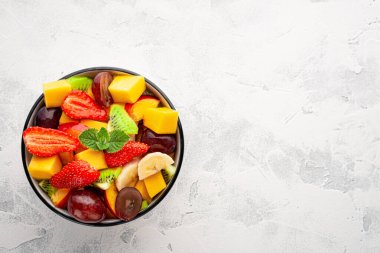 Mangolu meyve salatası, çilek, kivi, şeftali ve fotokopi alanı..