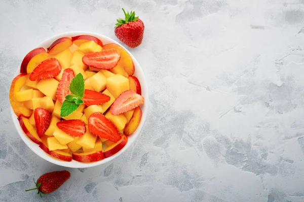 Insalata Frutta Base Avocado Fragola Pesca Con Posto Testo — Foto Stock