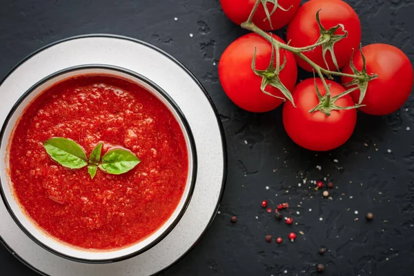 Ciotola Zuppa Pomodoro Pomodorini Sfondo Scuro Vista Dall Alto — Foto Stock