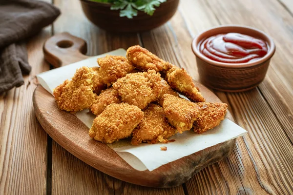 Hausgemachte Chicken Nuggets Schneidbrett — Stockfoto