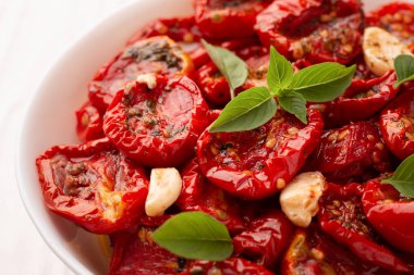 Beyaz bir kasede güneşte kurutulmuş domateslerin yakın çekimi..