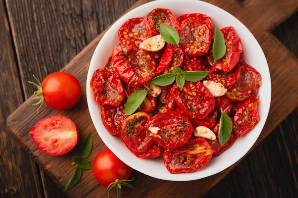 Bovenaanzicht Van Een Kom Zongedroogde Tomaten Olijfolie Met Kruiden — Stockfoto
