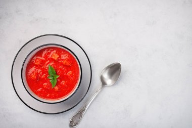 Bir kase geleneksel gazpacho ve fotokopi alanı..