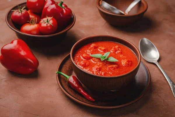 Miska Zupy Gazpacho Miska Świeżych Pomidorów Papryki Brązowym Tle — Zdjęcie stockowe